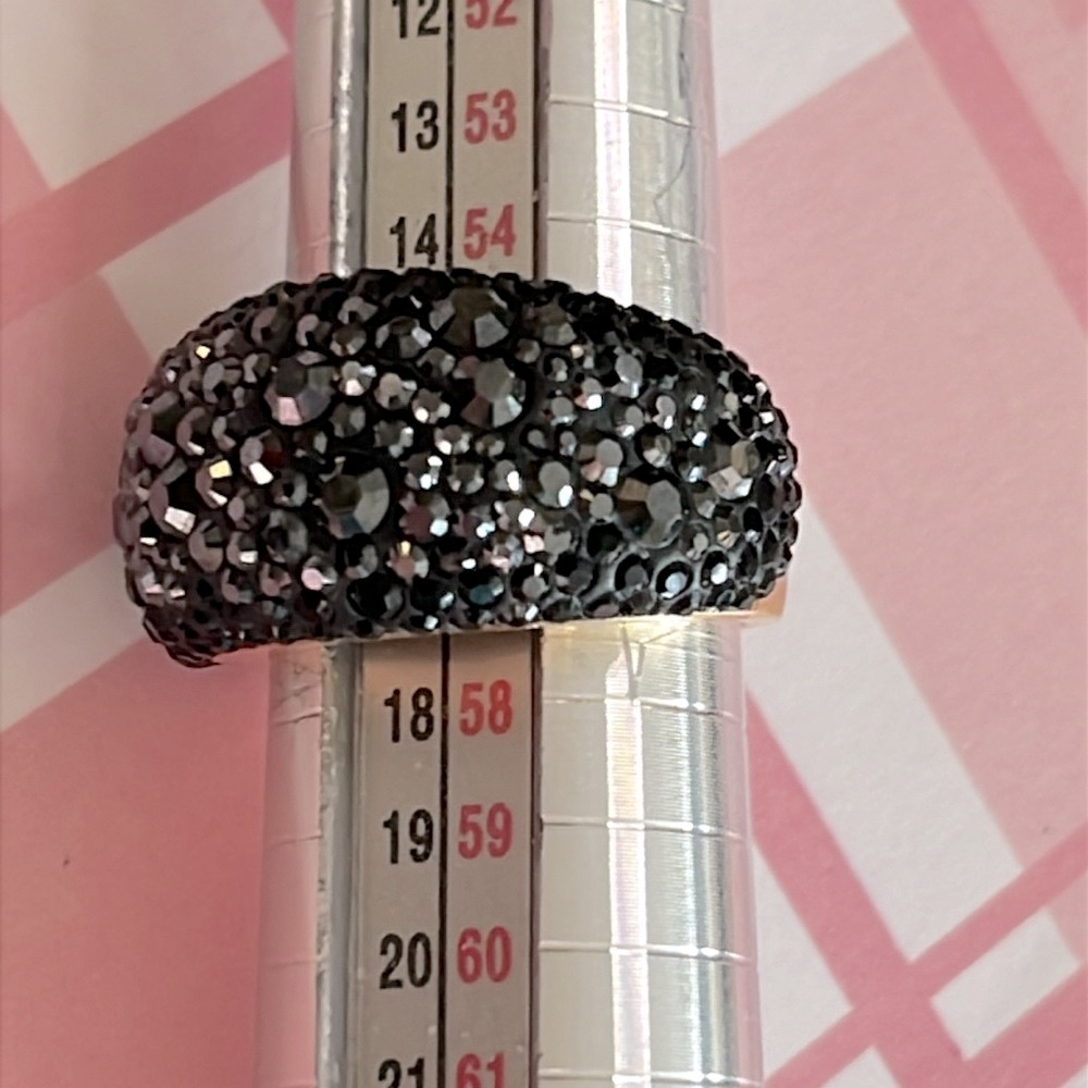 Beautiful Swarovski brand mini chic black crystal ring in gold tone sz 58 (7.5) - Picture 3 of 7
